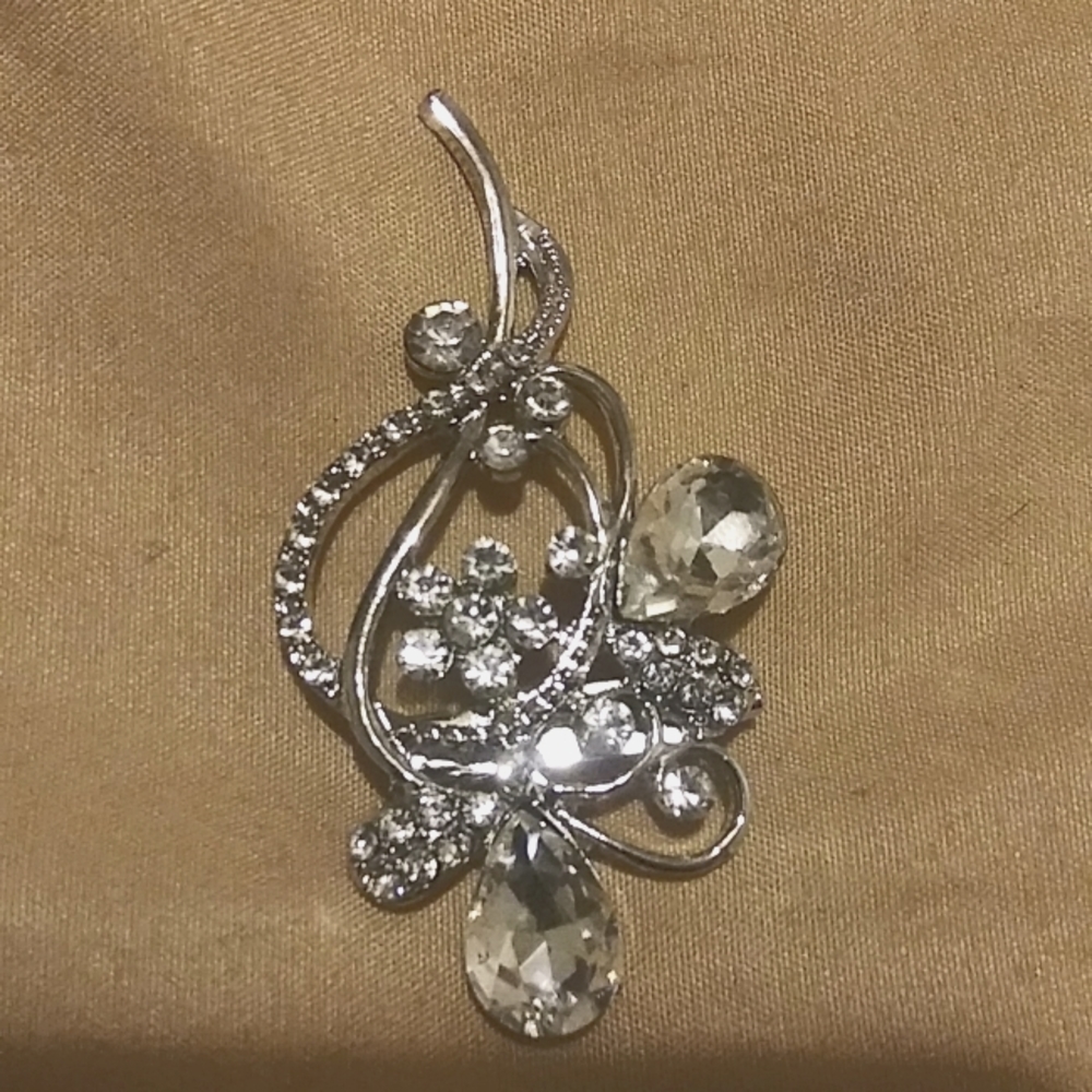 SOLD..ACCESSORIES/BEAUTIFUL VINTAGE STYLE BROACH/PENDANT